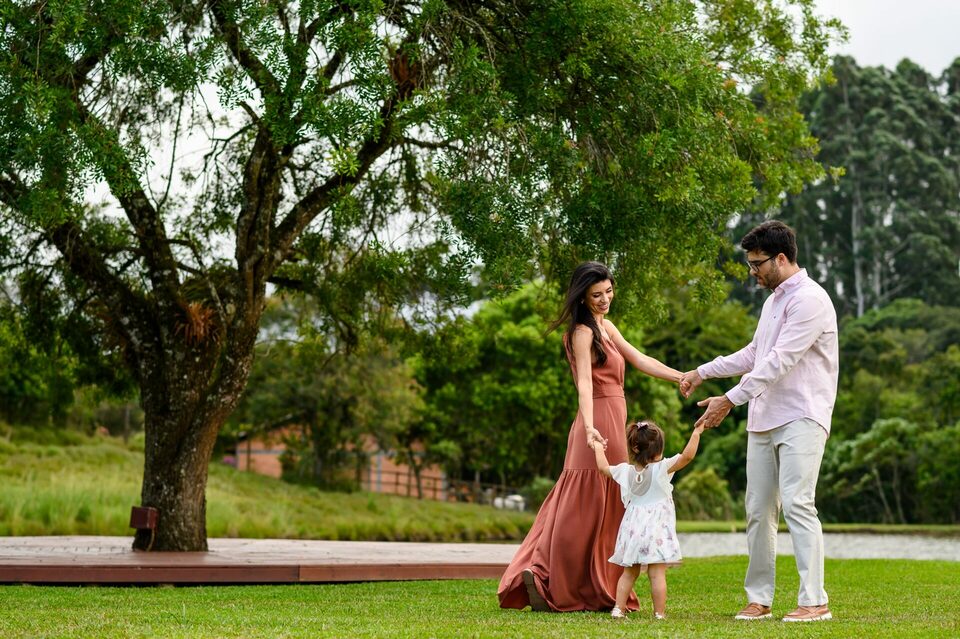 Um ensaio em família cheio de amor em meio à natureza