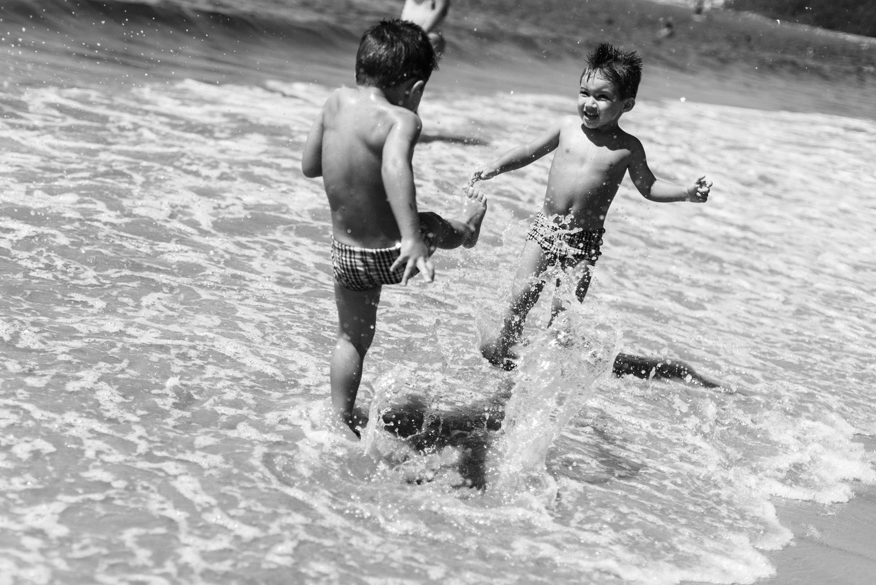 Foto Ensaio Gêmeos na Prainha de Caiobá - PR Foto Ensaio Gêmeos na Prainha de Caiobá - PR - Imagem 3
